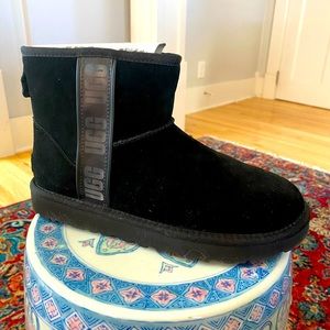 UGG side logo classic mini new in box